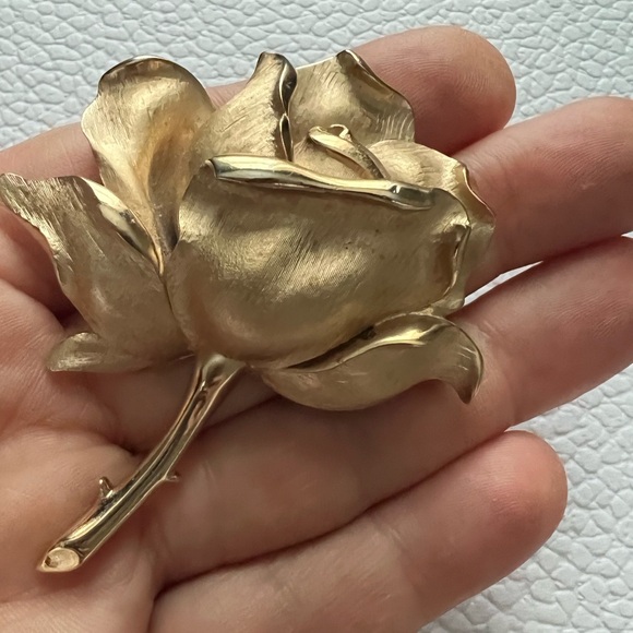 Elegant Gold Rose Brooch - Picture 3 of 5